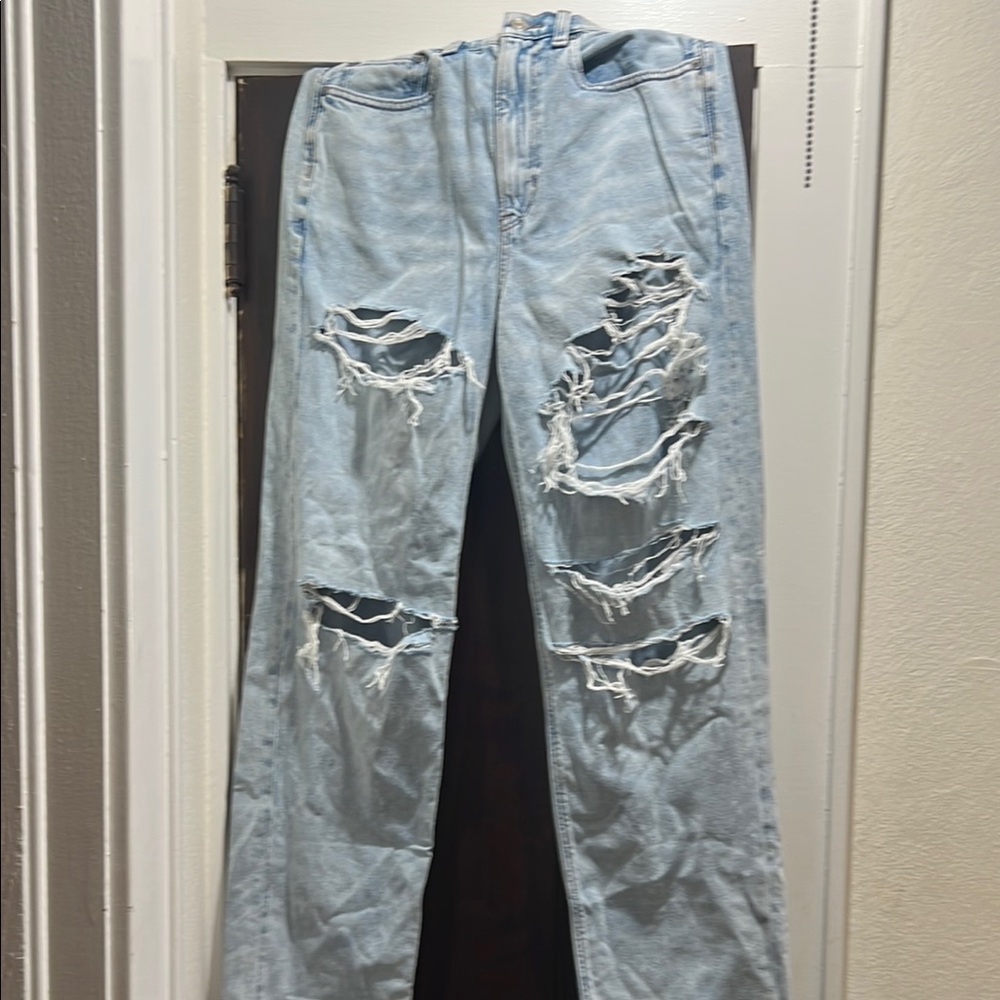 American Eagle women’s ripped jeans